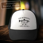 Familienname Lake House Oars Fisch Rustikaler Stil Truckerkappe<br><div class="desc">Ein stilvoller Baseball & LKW-Hut mit personalisiertem Familiennamen, Seehaus, Angelkabine oder anderen Wunschtexten und festem Datum. Dieses individuelle Design zeichnet sich durch eine rustikale Typografie aus, die mit einem Fisch- und Bootswerk geschmückt ist. Besuchen Sie auch meinen Designerladen und sehen Sie sich weitere Artikel und Designs wie dieses an. Danke....</div>