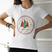 Familienname Lake House Pine Tree Hintergrund T-Shirt