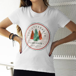 Familienname Lake House Pine Tree Hintergrund T-Shirt