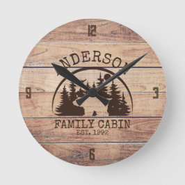Familienname Lake House Pine Trewood Personalisier Runde Wanduhr