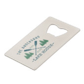 Familienname Lake House Rustikale Oars Pine Trees Geldbeutel Flaschenöffner (Rückseite Schrägansicht)