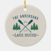 Familienname Lake House Rustikale Oars Pine Trees Keramik Ornament (Hinten)