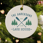 Familienname Lake House Rustikale Oars Pine Trees Keramik Ornament<br><div class="desc">Ein wunderschönes, rustikales Keramik-Ornament mit Familienname und Seehaus, Hütte, Hütte oder anderen Wunschtexten und deren feststehendem Datum, alles in rustikalem Stil Typografie. Dieses einzigartige, individuell gestaltete Design besticht durch aquamarine blaue Bootstürme, Paddeln und Pinienbäume in sanftem Grün. Die cremefarbene Grundfarbe lässt sich leicht an Ihre aktuelle Dekoration anpassen. Um mehr...</div>