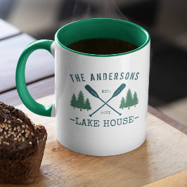 Familienname Lake House Rustikale Oars Pine Trees Tasse