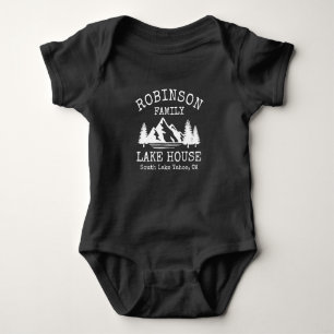 Familienname Lake House Rustikale weiße Silhouett Baby Strampler