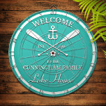 Familienname | Oars und Anker Custom Aqua Blue Dartscheibe<br><div class="desc">Spaß "Willkommen im Seehaus" personalisierte Dartscheibe. Ändern Sie den Namen,  das Jahr und den Namen Ihres Urlaubs (Strandhaus,  Hütte,  Ferienhaus,  etc.),  um dies zu einem wunderbaren Geschenk zu machen.</div>