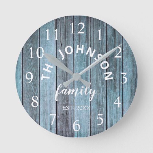 Familienname Rustic Beach House Runde Wanduhr (Vorderseite)