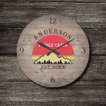 Familienname: Rustikale Retro-Bäume Große Wanduhr<br><div class="desc">Verwandeln Sie Ihre Zuhause in ein gemütliches Refugium mit unserer Familie Cabin Rustic Retro Trees Family Name Large Clock. Dieses charmante Zeitwerk bringt die rustikale Schönheit der großen Freizeit direkt in Ihren Wohnraum. Mit einem Vintag inspirierten Design mit rustikalen Retrobäumen fügt es jedem Zimmer eine Touch Nostalgie hinzu. Personalisieren Sie...</div>