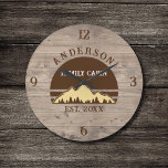 Familienname: Rustikale Retro-Bäume Große Wanduhr<br><div class="desc">Verwandeln Sie Ihre Zuhause in ein gemütliches Refugium mit unserer Familie Cabin Rustic Retro Trees Family Name Large Clock. Dieses charmante Zeitwerk bringt die rustikale Schönheit der großen Freizeit direkt in Ihren Wohnraum. Mit einem Vintag inspirierten Design mit rustikalen Retrobäumen fügt es jedem Zimmer eine Touch Nostalgie hinzu. Personalisieren Sie...</div>