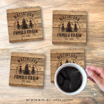 Familienname Rustikales Holz Personalisiert Untersetzer Set<br><div class="desc">Erstellen Sie ein personalisiertes Acryl-Untersetzer-Set von 4 (quadratisch oder rund) mit NAMEN FAMILY CABIN und feststehendem Datum oder einem anderen Text mit einem Bild von Waldkiefern in den Wäldern und rustikalen Holzplanken. Ideal für Familien-Hütten, Berghütten, Seehäuser oder Ferienhäuser. HILFE: Für Hilfe bei der Modifizierung oder Personalisierung des Designs, bei der...</div>