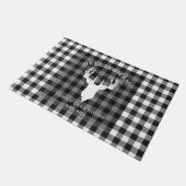 Familienname Schwarz-weiß Lake House Gingham Karie Fußmatte (Schrägansicht)