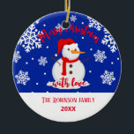 Familienname Snowman Keramik Ornament<br><div class="desc">Schöne und Niedliche Weihnachtsschmuck. Dieses Ornament wird von Weihnachten inspiriert,  Magst du Schneeflocken,  Schneemänner und blaue Farben? Klicken Sie auf Personalisieren,  um mit der Anpassung zu beginnen!</div>