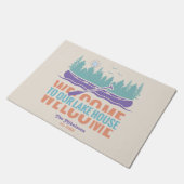 Familienname von Retro Lake House Fußmatte (Schrägansicht)