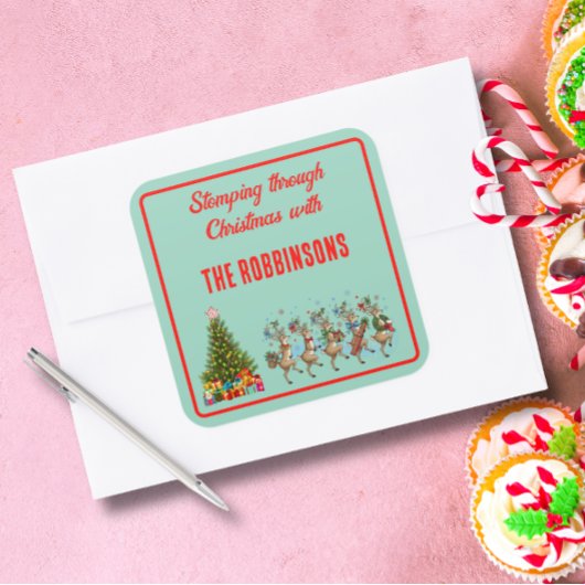 Familienname Whimsischer Weihnachtsmarschierer Quadratischer Aufkleber