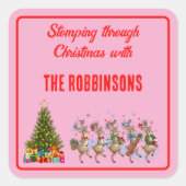 Familienname Whimsischer Weihnachtsmarschierer Quadratischer Aufkleber (Vorderseite)