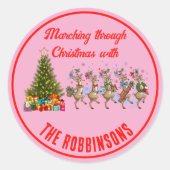 Familienname Whimsischer Weihnachtsmarschierer Runder Aufkleber (Vorderseite)