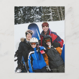 Familienporträt mit Snowboards Postkarte