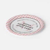 Familienrezepte Red Gingham Monogram Pappteller (Schrägansicht)