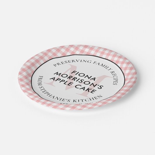 Familienrezepte Red Gingham Monogram Pappteller (Schrägansicht)