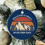 Familienstreit Vacacation Mountains Custom Wieders Keramik Ornament<br><div class="desc">Dieser phantastische Sonnenuntergang über Felsgebirgen in der Natur macht ein großartiges Bild für einen Wiedersehen Weihnachtsschmuck für eine Reise oder einen Sommerurlaub. Erinnern Sie sich an Ihren eigenen Namen und das Jahr mit unserem Personalisierungstool.</div>