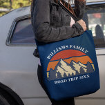 Familienstreit Vacacation Mountains Custom Wieders Tasche<br><div class="desc">Dieser phantastische Sonnenuntergang über Felsgebirgen in der Natur macht einen großartigen Eindruck für eine Wiedersehen Tote-Tasche für einen Spaziergang oder einen Sommerurlaub. Gedenken Sie Ihre Veranstaltung, indem Sie diese Taschen mit passenden T - Shirt Geschenken in unserer Kollektion für Mama, Papa, Bruder und Schwester koordinieren. Fügen Sie einfach Ihren eigenen...</div>