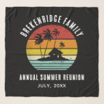 FamilienSummer Wiedersehen Beach House Matching Schal<br><div class="desc">Auf einen Familienurlaub im Sommer Wiedersehen? Passen Sie diese Retro-Designs für die ganze Familie an, indem Sie Ihren Familiennamen oder benutzerdefinierten Text und das Jahr des Abenteuers hinzufügen. Ich hoffe, es geht nicht nur um das coole Design, das Sie in den Augen haben, sondern auch darum, dass Sie es nie...</div>