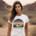 Familienurlaub Gewohnheit Grünwald Frauen T-Shirt<br><div class="desc">Passen Sie Ihre eigene Familienreise mit den T-Shirts der Frauen an,  um diesen Sommer oder Herbst eine Reise durch die Natur zu unternehmen. Personalisieren Sie mit Ihrem Nachnamen unter dem grünen Wald von Bäumen und dunklen Berg Sonnenuntergang für einen kühlen Urlaub zu bleiben,  um für Ihre Outdoor-Gruppe.</div>