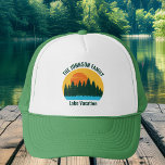 Familienurlaub Niedlicher Sonnenuntergang Truckerkappe<br><div class="desc">Schöne Familienurlaubshüte mit hübschem,  blauen Wasser unter dem Baumbestand und coolem orangefarbenem Sonnenuntergang. Niedliche Camping-Tour hält Souvenirhut für Ihre Natur- oder Wildnisgruppe.</div>