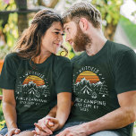 Familienurlaub - passend zu den individuellen Camp T-Shirt<br><div class="desc">Gute Laune? Fügen Sie einfach Lagerfeuer,  s'mores und die Erholung der Familie mit einem passenden Outfit hinzu. Niedliches Camping Design können Sie für Ihr nächstes Familienabenteuer mit einem Platz Inhaber für den Standort und Jahr anpassen. Ideal für Fotos,  die den Dschungel oder den Campingplatz erkunden möchten</div>