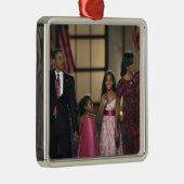 Familienwelle Barak Obama am gestern Abend von Ornament Aus Metall (Rechts)