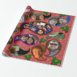 Family Christmas Geschenkpapier<br><div class="desc">Dieses Weihnachtsdesign hat Fotos von Familienmitgliedern in den Pfählen mit heiligen Blätter auf rotem Hintergrund. Wenn Sie möchten,  dass Ihre eigenen Fotos eingefügt nur Nachricht an mich.</div>