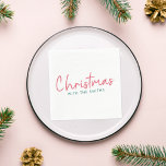 Family Christmas | Modern Minimalist Family Name Serviette<br><div class="desc">Einfache,  stilvolle "Weihnachten mit dem ()" Zitat Servietten in moderner minimalistischer Typografie in festlichem Rot und Grün. Das Design kann leicht mit Ihrem Familiennamen,  Jahr oder eigenen besonderen Gruß für super niedliche Urlaubsvibes personalisiert werden!</div>