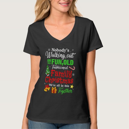 Family Christmas Nobody's Walking Out On This Fun  T-Shirt (Vorderseite)