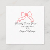 Family comes first red bow family name holidays quadratische visitenkarte (Rückseite)