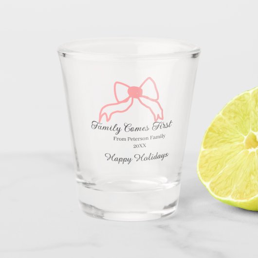 Family comes first red bow family name holidays schnapsglas (Vorderseite)