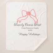 Family comes first red bow family name holidays sherpadecke (Vorderseite)