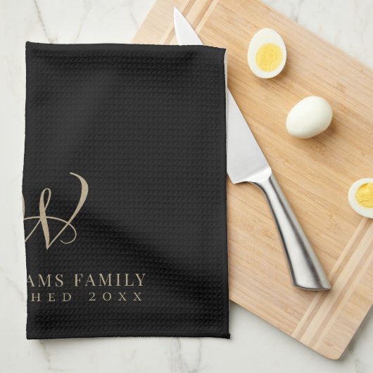 Family Monogram Elegant Script Black Kitchen Geschirrtuch (Viertel Falte)