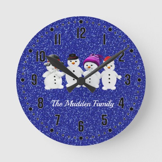 Family of Four Snowmen Blue Sparkle Winter Round P Runde Wanduhr (Vorderseite)