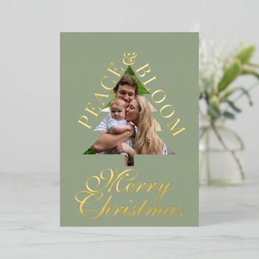 Family photo pine tree gold script green real folieneinladung (Stehend vorne)