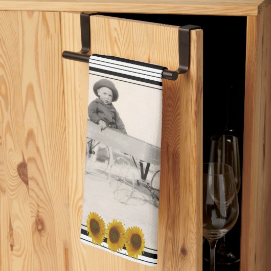 Family Photos with Borders and Sunflowers Geschirrtuch (Drittel gefaltet)