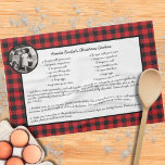 Family Rezept Red Black Kariert Holiday Foto Geschirrtuch<br><div class="desc">Dieses Familienrezept Red Black Kariert Holiday Foto Küchentücher Geschenk Idee, um eines Ihrer Lieblings-Menschen zu feiern. Dieses personalisierte Geschenk macht Geburtstagsgeschenk oder Weihnachtsgeschenk. Familie und Freunde werden Liebe dieses Familienrezept Red Black Kariert Holiday Foto Küche Handtuch Geschenk Idee. Es ist einfach, sich selbst zu personalisieren, um einzigartig zu sein. Für...</div>