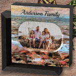 Family Waves 0742 Holzkisten Schild<br><div class="desc">Malerei "Rocky Waves 0742" Sammlung Spruce jeden Raum in Ihrem Büro oder Zuhause mit individuellen Box-Zeichen! Personalisieren Sie die Produktseite oder klicken Sie auf die Schaltfläche "Anpassen", um weitere Designoptionen zu erhalten. Entworfen aus meinem Bild "Rocky Waves 0742", in dem die Wellen eingefangen werden, die an einem felsigen Ufer in...</div>