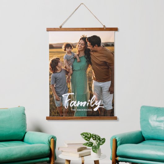 Family White Script Photo Overlay Monogram  Wandteppich Mit Holzrahmen (Wohnzimmer)