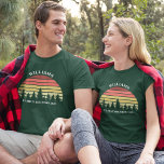 Family Wiedersehen Custom Camping Trip Sunset Fore T-Shirt<br><div class="desc">Cool passende Wiedersehen-T - Shirt für die ganze Gruppe zum Picknick in der Natur. Diese T-Shirts der Familie bieten einen schönen Vintagen Sonnenuntergang über einem hübschen Baumbestand unter Ihrem personalisierten Text.</div>