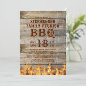 Family Wiedersehen GRILLEN Rustic Wood Einladung (Stehend Vorderseite)
