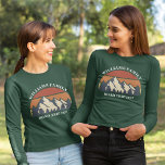 Family Wiedersehen Road Trip Mountain Sonnenunterg T-Shirt<br><div class="desc">Dieser coole Retro-Sonnenuntergang über Felsgebirgen in der Natur macht ein großartiges Bild für ein Set von maßgeschneiderten T - Shirt für einen Familienurlaub, eine Wiedersehen, eine Fahrt oder einen Sommerurlaub. Gedenken Sie Ihre Ferienwoche mit passenden T-Shirts für Mama, Papa, Bruder und Schwester. Fügen Sie einfach Ihren eigenen Nachnamen und das...</div>