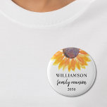 Family Wiedersehen Souvenir Button<br><div class="desc">Diese Wiedersehen-Taste für die Familie ist ein schöner Sake für Ihre Familie. Es ist mit einer gelben Aquarellblume dekoriert. Einfach anpassbar. Verwenden Sie die Option Weitere anpassen, um die Textgröße, den Stil oder die Farbe zu ändern. Weil wir unsere eigenen Kunstwerke erstellen, werden Sie dieses exakte Bild von anderen Designern...</div>
