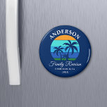 Family Wiedersehen Summer Beach Palm Trees Blue Magnet<br><div class="desc">Wiedersehen Summer Beach Palm Trees Sun Retro Style Navy Blue Kühlschrank Magnet. Ideal für Wiedersehen-Familienurlaub vom Camping am Strand bis zur Bootsfahrt. Personalisieren Sie Ihren Familiennamen,  Standort,  Jahr oder Datum und mehr.</div>