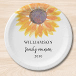 Family Wiedersehen Sunflower Pappteller<br><div class="desc">Diese Wiedersehen-Papierplatte der Familie ist mit einer gelben Aquarellsonnenblume dekoriert. Einfach anpassbar. Verwenden Sie die Option Weitere anpassen,  um die Textgröße,  den Stil oder die Farbe zu ändern. Weil wir unsere Kunstwerke erstellen,  werden Sie dieses exakte Bild von anderen Designern nicht finden. Original Wasserfarbe © Michele Davies.</div>