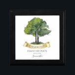 Family Wiedersehen Tree Ribbon Keepake Personalisi Erinnerungskiste<br><div class="desc">Mit einem Aquarellbaum ist diese niedlich minimalistische Geschenkboxen-Vorlage für die Wiedersehen-Familie leicht anzupassen und bereit,  Ihre jährlichen Ansammlungen-Details in diesem Jahr hinzuzufügen. Sie können auf den Button "Personalisieren" klicken,  um Ihr Wiedersehen-Ereignis hinzuzufügen.</div>